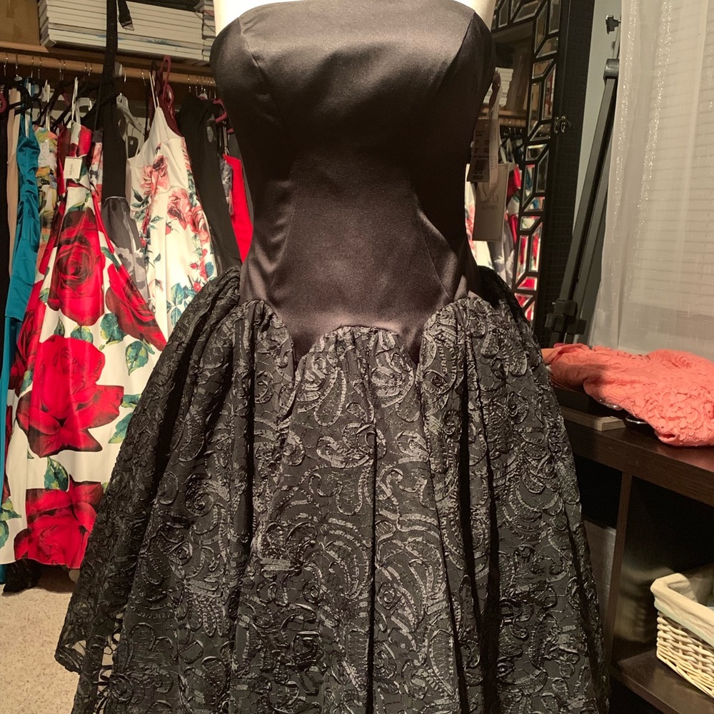 Short formal strapless dress with ballerina skirt